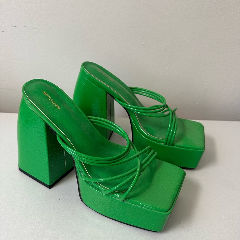 PrettyLittleThing Vibrant Green Block Heels - Picture 2 of 3